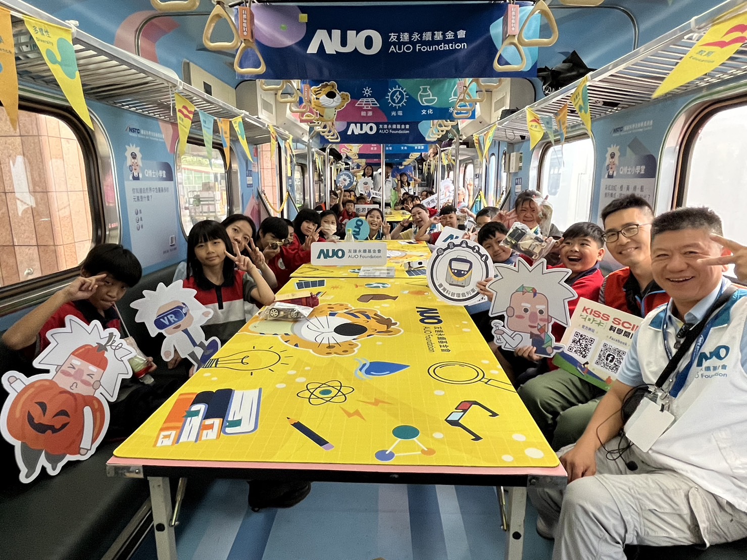 人生就是搏永續基金會參與「臺灣科普環島列車」，設計基礎科學車廂課程，以「淨零碳排和永續能源」為主題，讓學生透過創意實驗認識淨零知識，以及思考生活中的減碳行為